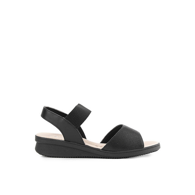 Merel Hellen In Black