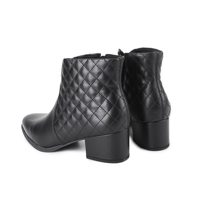 Anne Morna In Black
