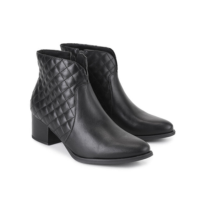 Anne Morna In Black